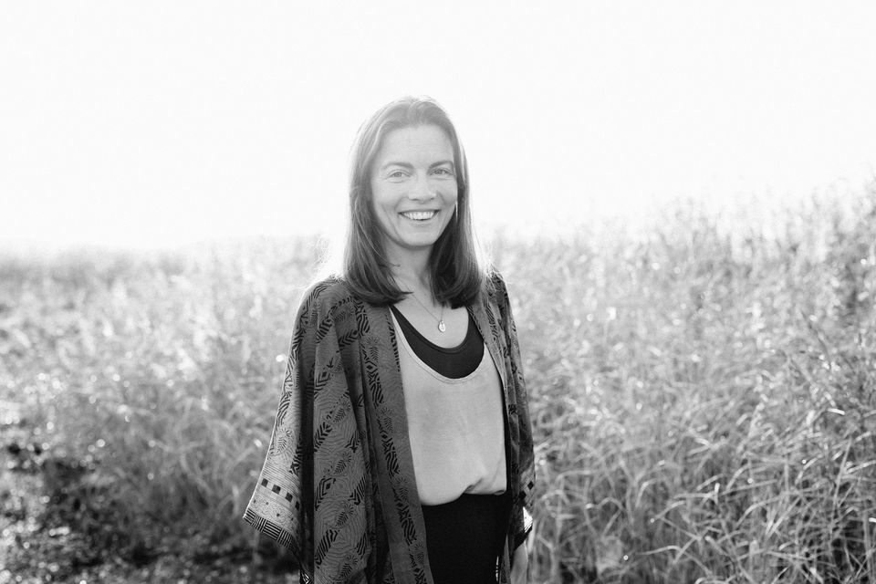 Marthe ler i høyt gress, svart-hvitt